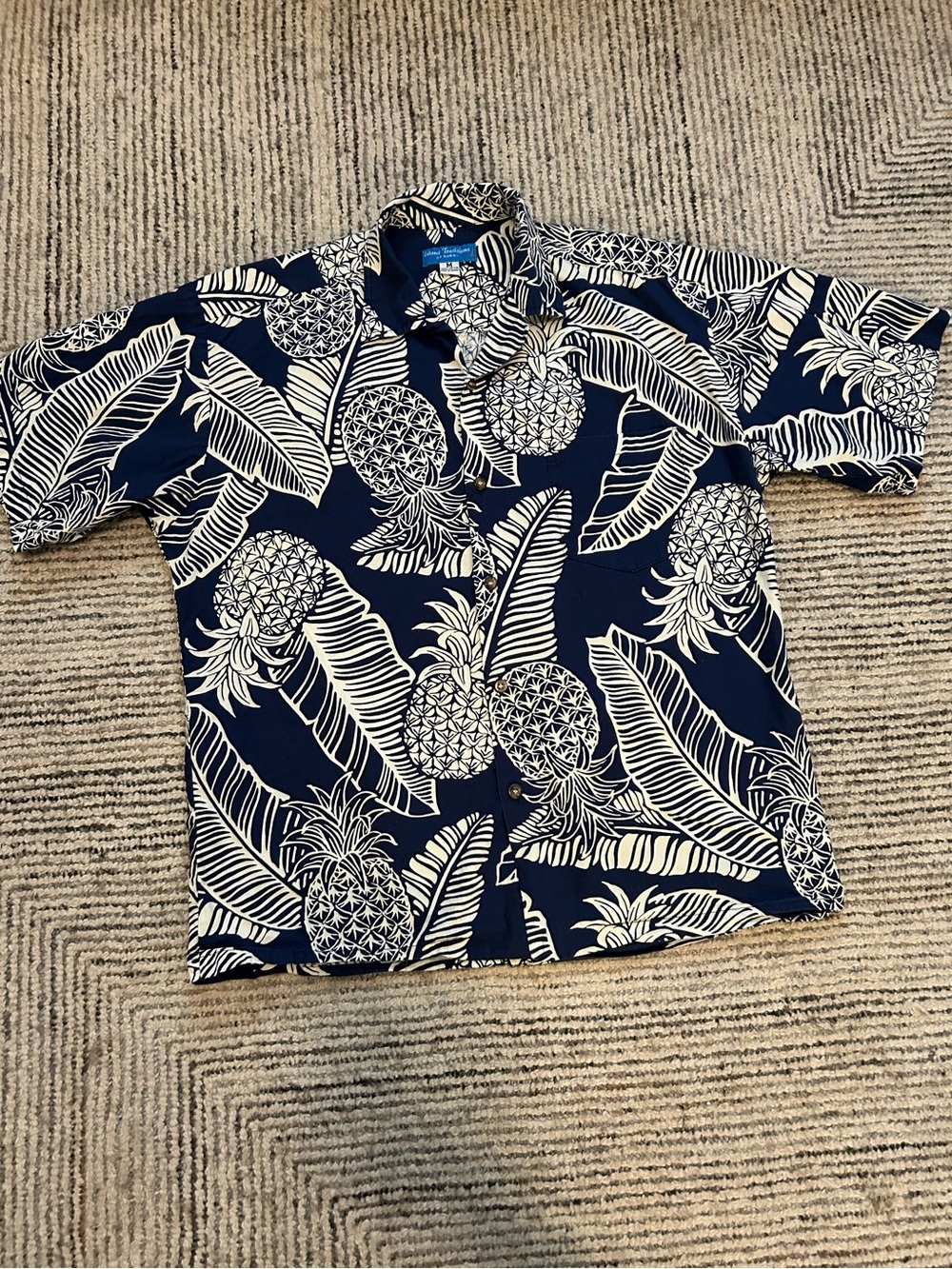 Island Traditions of Hawaii Medium Pineapple Print Short Sleeve Button Shirt